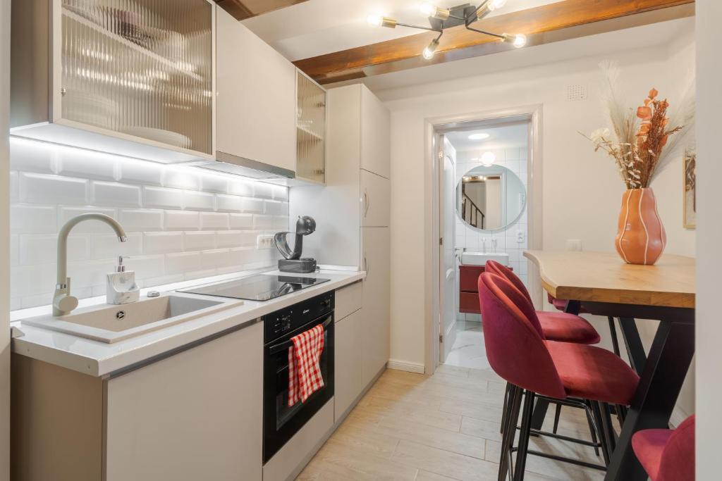 Apartament Ultra-Central Elegant + Free Parking + Self Check-In