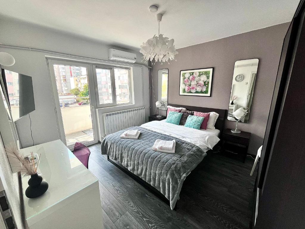 FLH - Liberty Home with Balcony & Free Parking