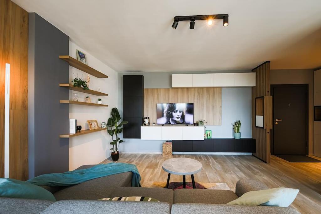 Luxury Apt. Near River & Parking