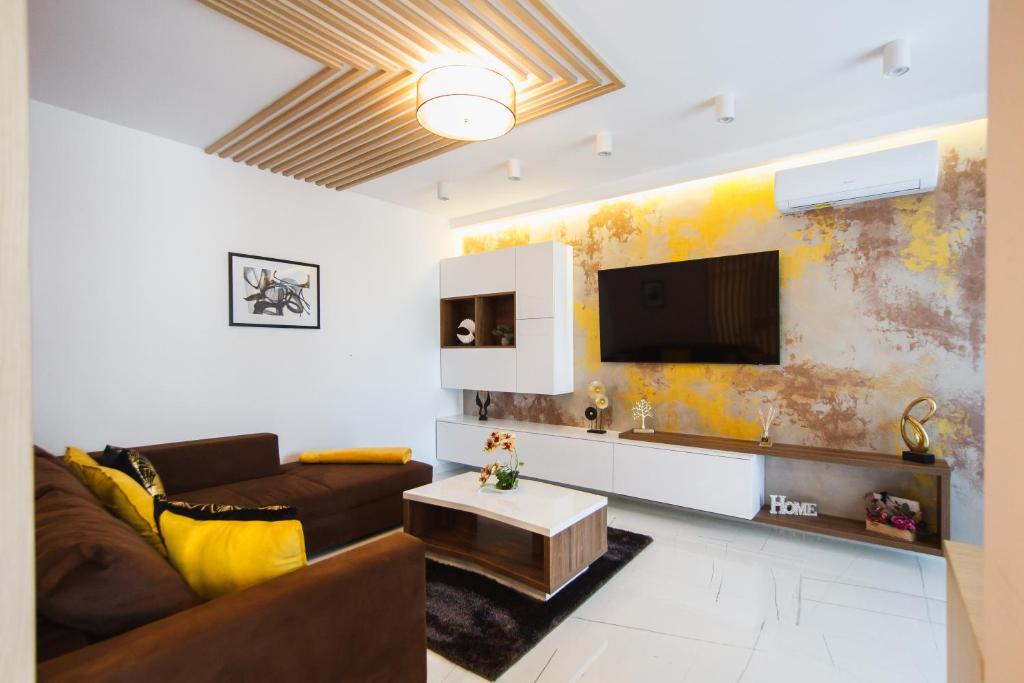 Romantic getaway at West Residence