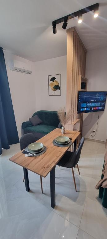 Simi's Residence - DeLuxe Studio, Modern Apartment, plus free PARKING