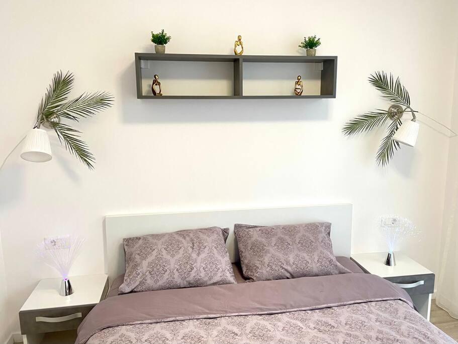 Sunlit Shelter * Ideal Location! Free Parking