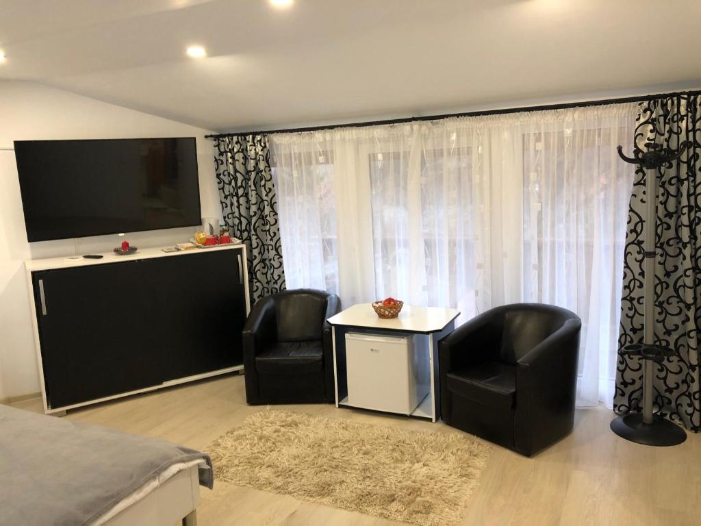 Toni Room